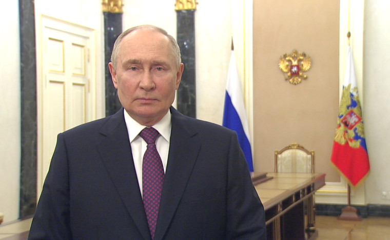 Президент России поздравляет выпускников с окончанием школы.